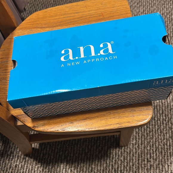 Cognac sandals with gold detail size 10 barley worn - Picture 3 of 3